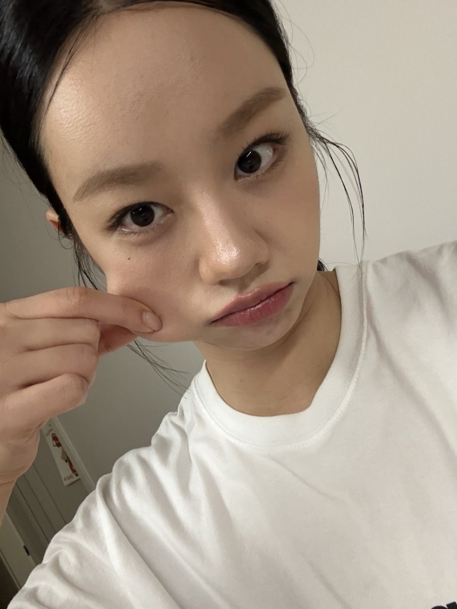 riiwoneee's tweet photo. Hyeri Bubble update

" Enjoying her sushi after work🥢

#이혜리  #혜리 #LEEHYERI https://t.co/JOxRCDkNJc