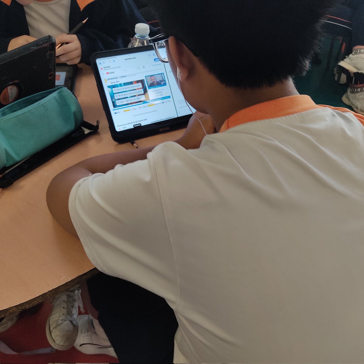 carmennavarro1's tweet photo. Con la mirada puesta en el mejor acompañamiento y en el bienestar digital de nuestros niños y jóvenes, desde @nazaretoporto hemos participado en el taller y hemos podido reflexionar sobre nuestras decisiones en el entorno digital. https://t.co/0GcQFOcXGO