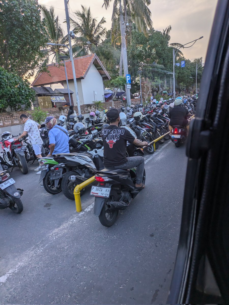 toroyome01's tweet photo. インドネシアのジャカルタ、バリ旅行に行ってきました😄
車とバイクが多く、昼夜常に渋滞。
みんな美男美女。意思表示や考え方ははっきりしていて表情豊か。人とのつながりを大事にしていてリスペクトを持って生きている。
買うときは交渉大事。高値となるので注意。
とても魅力的な国です😊大満足👍 https://t.co/RN4ZxTpsOg