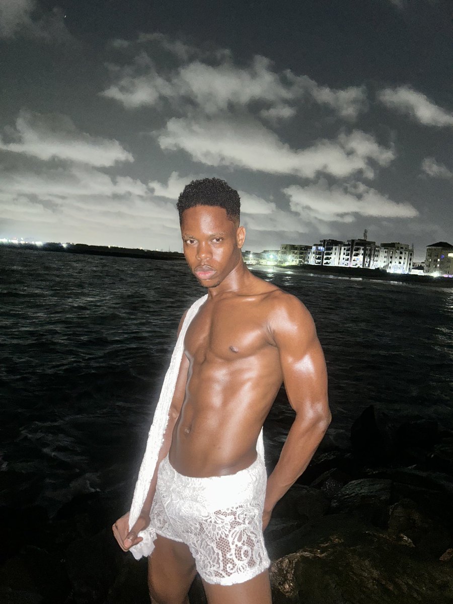 HeisSmitheen's tweet photo. Been a minute, but I’m back by the waves, feeling unstoppable 🌊🔥 #NightFlex #OceanBoy #Let’sMakeItPop https://t.co/sADixB7MEo