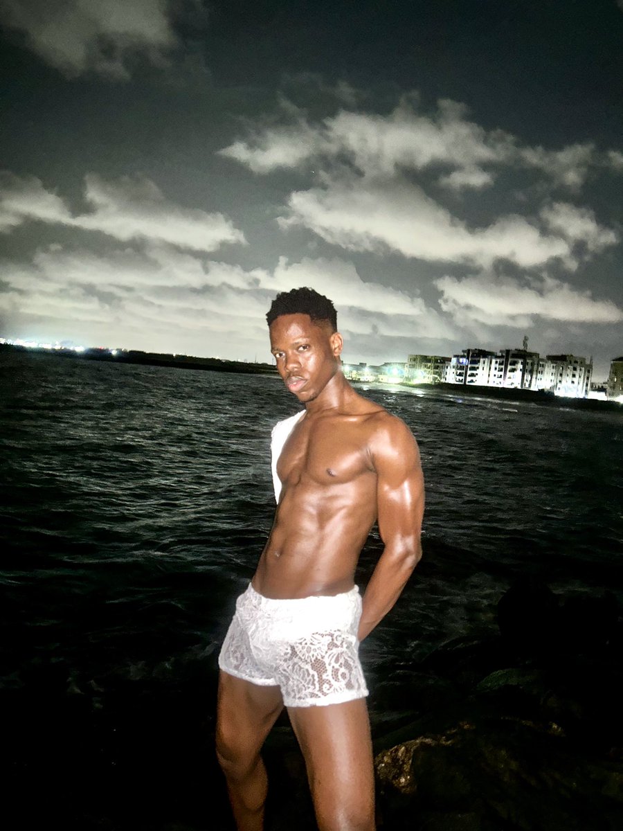 HeisSmitheen's tweet photo. Been a minute, but I’m back by the waves, feeling unstoppable 🌊🔥 #NightFlex #OceanBoy #Let’sMakeItPop https://t.co/sADixB7MEo