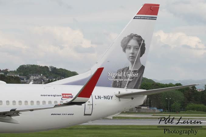 "La felicidad no consiste en tener todo lo que deseamos, sino en apreciar lo que tenemos."
"No hay nada más valioso en la vida que la amistad verdadera."
Son algunas ideas de #SigridUndset, la vikinga católica que ganó el #PremioNobeldeLiteratura.
Nació #undiacomohoy 20-5-1882