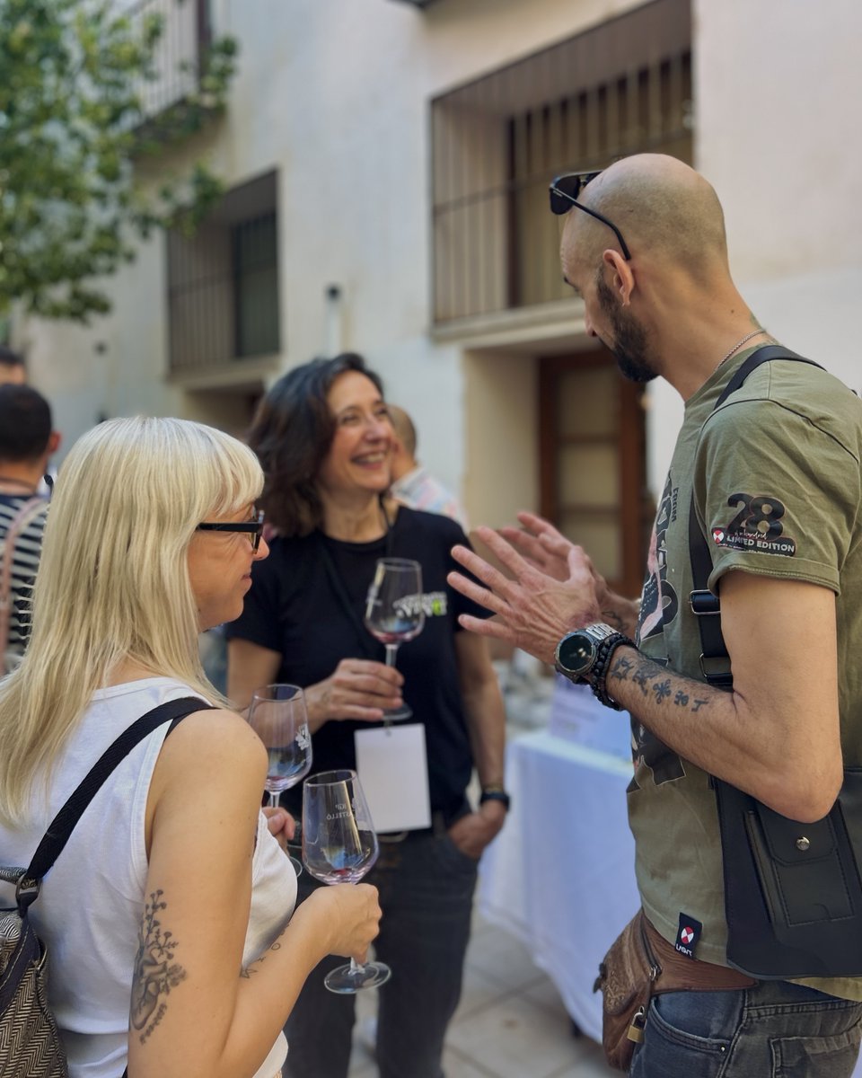 IGP Castelló 🍷 (@igpcastello) on Twitter photo 🍷 III Mostra de Vins per a Professionals - IGP Castelló
Més de 100 professionals del sector ens van visitar 🍇
Gràcies a totes les bodegues, sommeliers i assistents que vau fer d’aquesta jornada un èxit rotund 🥂
Gràcies a @ajuntcastello i <a href="/dipcas/">Diputació de Castelló</a> per acompanyar-nos 🤝🏻 🍷 III Mostra de Vins per a Professionals - IGP Castelló
Més de 100 professionals del sector ens van visitar 🍇
Gràcies a totes les bodegues, sommeliers i assistents que vau fer d’aquesta jornada un èxit rotund 🥂
Gràcies a @ajuntcastello i <a href="/dipcas/">Diputació de Castelló</a> per acompanyar-nos 🤝🏻