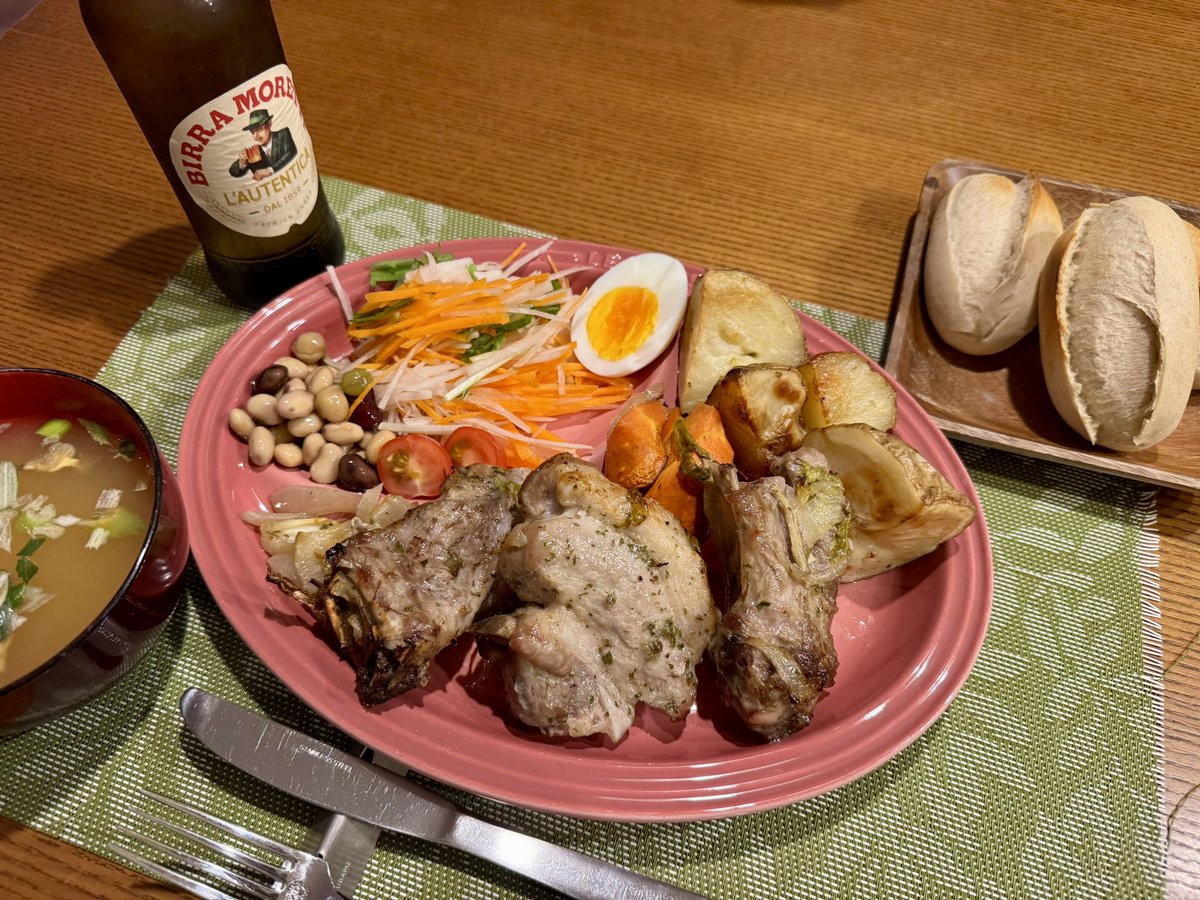 ndTu67XYaawnA2U's tweet photo. スペアリブのオーブン焼きと猫達
Oven-Baked Spare Ribs & Cats
#猫 #スコティッシュフォールド #スペアリブのオーブン焼き #モレッティビール
#cat #scottishfold #ovenbakedspareribs #morettibeer https://t.co/FdvEx4od7f