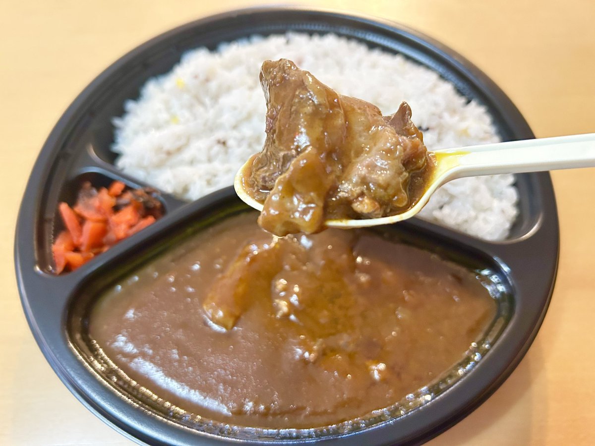 fuk813's tweet photo. またまたお昼に買いに行ってきました🍛✨

本当にとろっとろでゴロゴロの牛すじが贅沢に入ってます🥩😆👍

明日は多の津流通センター付近です🚛

【多の津・箱崎ふ頭・みなと香椎】とろける牛すじカレーが大人気！行列必至1時間で販売終了する幻の移動販売「KURAU(くらう)」 https://t.co/PJp8G2rYtl https://t.co/xO6fLDFEZg