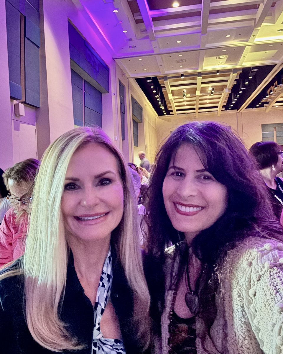 shariahembree's tweet photo. 🌟4 days at The Conference for Consciousness &amp; Human Evolution! 

🌟The amazing speakers included: Gregg Braden; Dr. Bruce Lipton, Michael Beckwith, Anita Moorjani. Where else can you geek-out in the Quantum Field &amp; do super cool meditations?.💕🌸XO Shari https://t.co/YVjvkJ8dMW