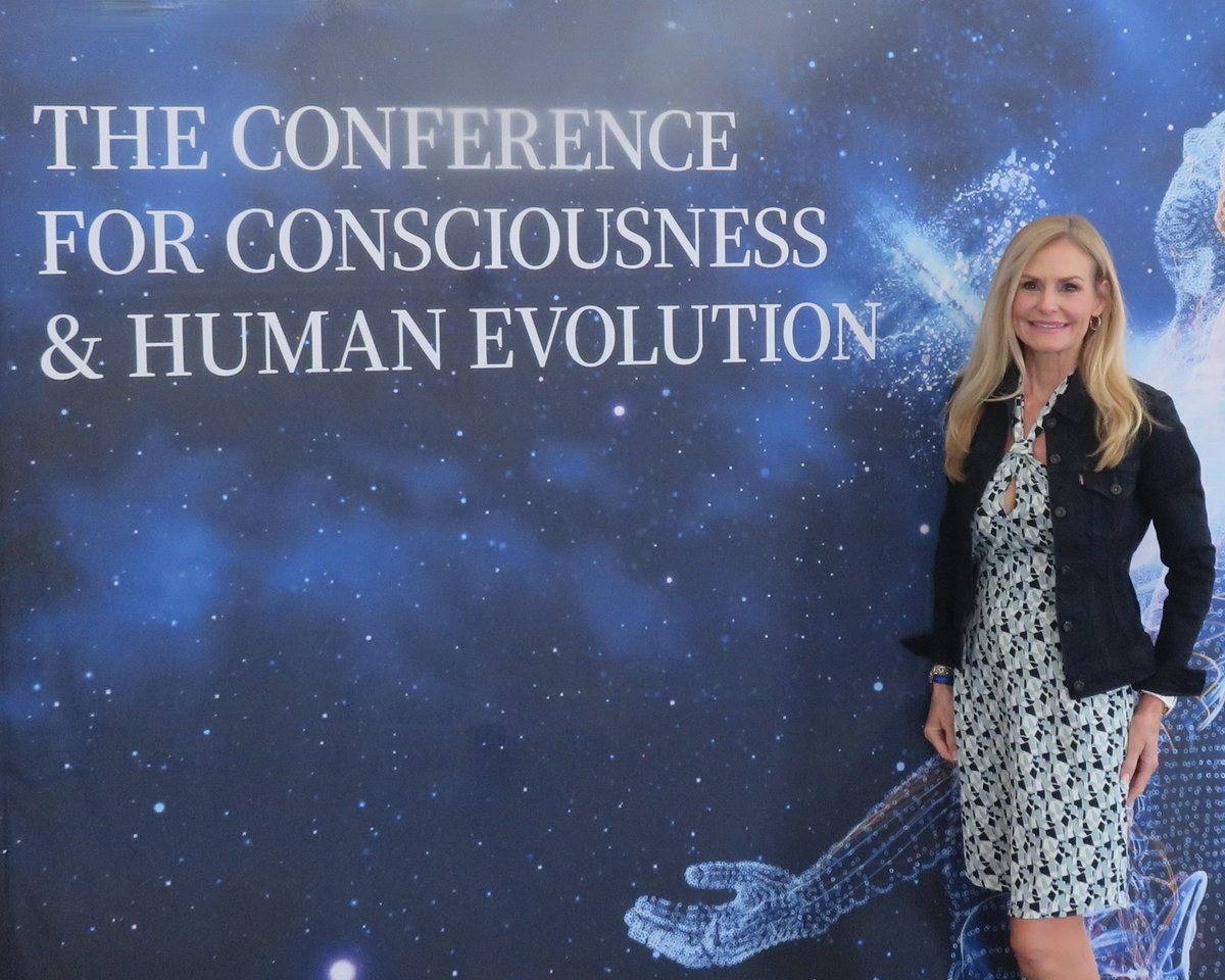 shariahembree's tweet photo. 🌟4 days at The Conference for Consciousness &amp; Human Evolution! 

🌟The amazing speakers included: Gregg Braden; Dr. Bruce Lipton, Michael Beckwith, Anita Moorjani. Where else can you geek-out in the Quantum Field &amp; do super cool meditations?.💕🌸XO Shari https://t.co/YVjvkJ8dMW