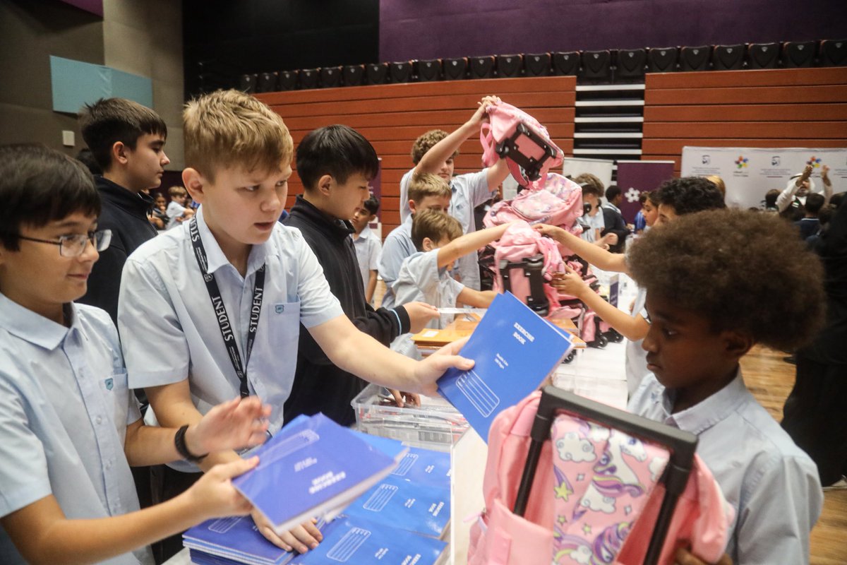 DubaiCares's tweet image. It’s GEMS FirstPoint School’s turn! Let’s see how their incredible students are stepping up to make a difference through #StudentsforStudents. Thank you for your energy and continued support!   حان دور مدرسة جيمس فيرست بوينت! لنرَ كيف يساهم طلابهم المميزون في إحداث فرق من خلال