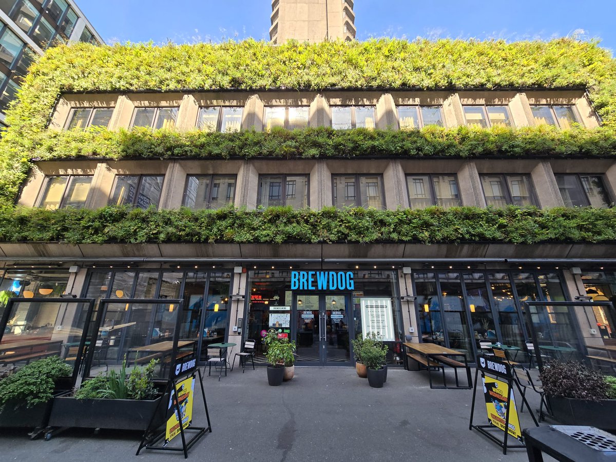 For my 40th birthday 🎂, my dream was to spend a night at <a href="/BrewDog/">BrewDog</a> Doghouse hotel in Manchester.
Wonderful experience: check in with Black Hart, beer fridge in the bathroom, delicious breakfast, beers on the rooftop, super friendly team.
Hope to stay there again soon.😍