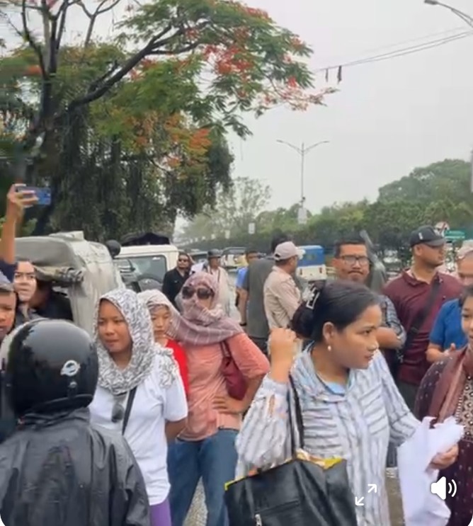 #Update: Journalists protested at Raj Bhawan, Imphal for the inappropriate intention against the MST buses (who were carrying Journalists) of Manipur. 

#Incident: Maha Regiment (Indian Army) asked the MST bus to remove/cover the word 'Manipur' while travelling within the state.