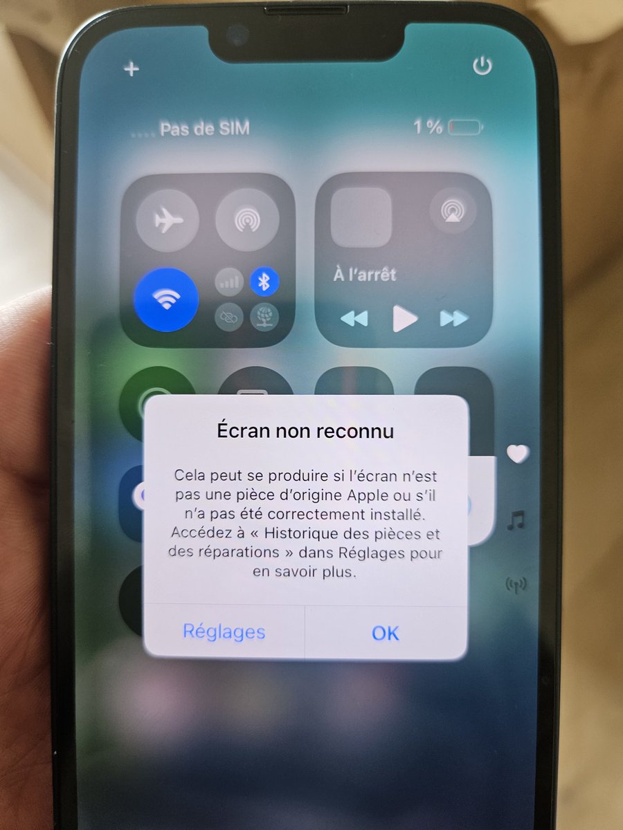 mourinor's tweet photo. @SFR_SAV voilà  l'état d'un iphone vendu par téléphone. Il est vendu comme ayant été juste ouvert et il y avait une erreur sur la couleur.
Appel au service client, c'est à moi de payer le retour car je savais avoir acheté un reconditionné.
Très déçu de la réponse apportée. https://t.co/QZAlCByNdi