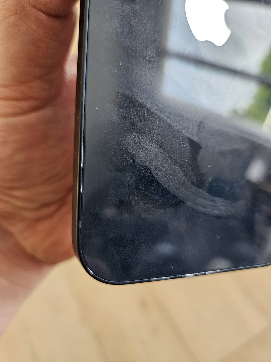 mourinor's tweet photo. @SFR_SAV voilà  l'état d'un iphone vendu par téléphone. Il est vendu comme ayant été juste ouvert et il y avait une erreur sur la couleur.
Appel au service client, c'est à moi de payer le retour car je savais avoir acheté un reconditionné.
Très déçu de la réponse apportée. https://t.co/QZAlCByNdi