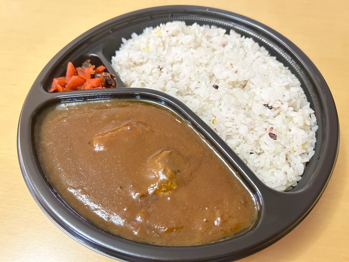 fu_life_'s tweet photo. 食べていくうちにジリジリと辛さを感じてきます🍛🔥

お肉が最高マジ卍‼️ https://t.co/YootmGq3Lo