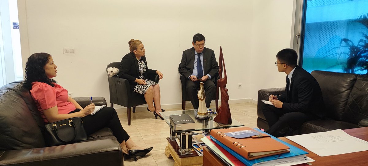 En el marco de las dinámicas y sólidas relaciones bilaterales que mantienen Venezuela y China, sus Embajadores acreditados en Guinea Ecuatorial, Ana Pino Pasquier y Wang Wengang,  sostuvieron un encuentro para revisar áreas para  la cooperación triangular en este país africano.