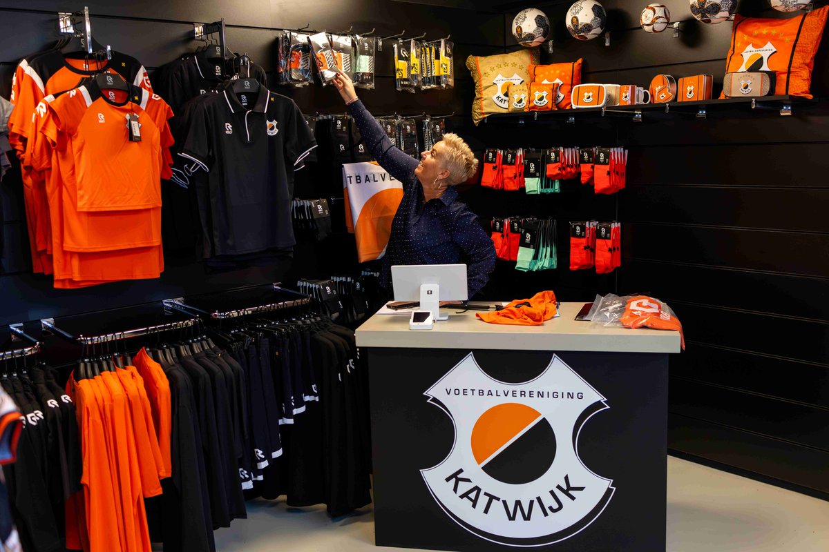 Ook voor de kledingshop van VV Katwijk is het bijna tijd voor de zomerstop. Heb je nog iets nodig voor de zomer? Dan heb je nog 3 momenten om je slag te slaan.

Er zijn nog 3 momenten waarop je terecht kunt in de kledingshop: vvkatwijk.nl/index.php?page…