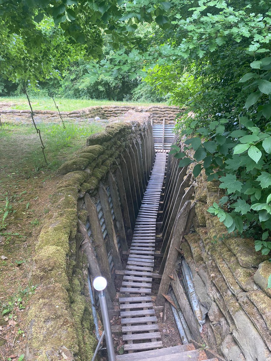 RoyGrinwis's tweet image. Net terug van het Memorial Museum #Passchendaele 1917 in Zonnebeke, wat een indrukwekkende plek. Je loopt er letterlijk door de geschiedenis, van nagebouwde loopgraven tot persoonlijke verhalen uit #WOI. Heftig, maar ontzettend boeiend. Echt een aanrader als je iets wilt voelen