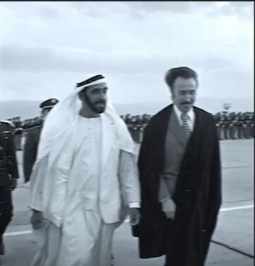 bellmolamine's tweet photo. 2- في السبعينات، لم تكن الإمارات تعرف شيئًا عن النفط…
الآبار تنزف ذهبًا، والناس يجهلون حتى إن كان صالحًا للتكرير.
الصفقات تُوقَّع على عجل، والشركات الأجنبية تحصد الملايين…
حتى قرر الشيخ زايد أن يلجأ إلى من لا يُساوم على السيادة: الجزائر.

خلال توقف تقني لطائرة بومدين في دبي عام 1974، طلب الشيخ زايد من الرئيس الجزائري إرسال خبراء لتأسيس قطاع نفطي إماراتي.
فأجابه بومدين قائلًا:
«أُرسل لكم أعزّ ما نملك: عقولنا».
وكان على رأسهم: الدكتور محمود كروها.