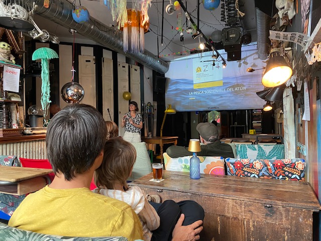 Science Bilbao (@sciencebilbao) on Twitter photo 🍻 Ayer arrancó #PINT25BIO en <a href="/hikaateneo/">Hika Ateneo</a>, <a href="/MarthinsDavinci/">MarthinsDavinci</a> y <a href="/kubrickbilbao/">Kubrick Bar Bilbao</a>!
🔬 Charlas para mostrar la ciencia que se hace en centros y entidades de #Euskadi y #Bizkaia
🧠 Birras, ideas y mucha curiosidad
👉 ¡No te pierdas las sesiones de hoy!
#PintOfScience #Divulgación 🍻 Ayer arrancó #PINT25BIO en <a href="/hikaateneo/">Hika Ateneo</a>, <a href="/MarthinsDavinci/">MarthinsDavinci</a> y <a href="/kubrickbilbao/">Kubrick Bar Bilbao</a>!
🔬 Charlas para mostrar la ciencia que se hace en centros y entidades de #Euskadi y #Bizkaia
🧠 Birras, ideas y mucha curiosidad
👉 ¡No te pierdas las sesiones de hoy!
#PintOfScience #Divulgación