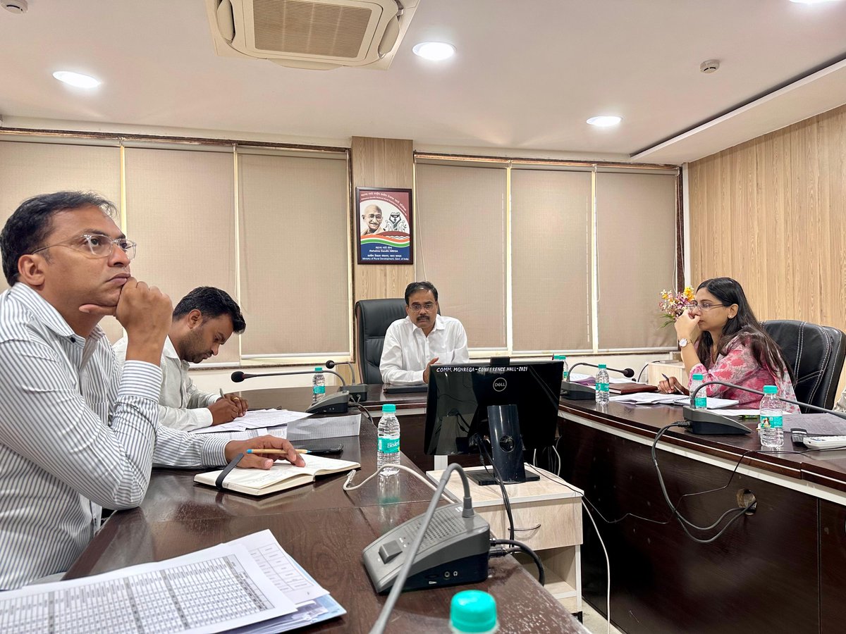 #मनरेगा आढावा बैठक
मा. आयुक्त डॉ. भरत बास्टेवाड, भा.प्र.से. यांनी तालुका निहाय अपूर्ण कामांचा आढावा घेतला.
🔹 अपूर्ण कामे त्वरित पूर्ण करण्याचे निर्देश
🔹 काम न करणाऱ्यांवर कारवाईचा इशारा
🔹 पारदर्शकता, कार्यक्षमता, जबाबदारीवर भर

#MGNREGA #ग्रामीणविकास #मनरेगा