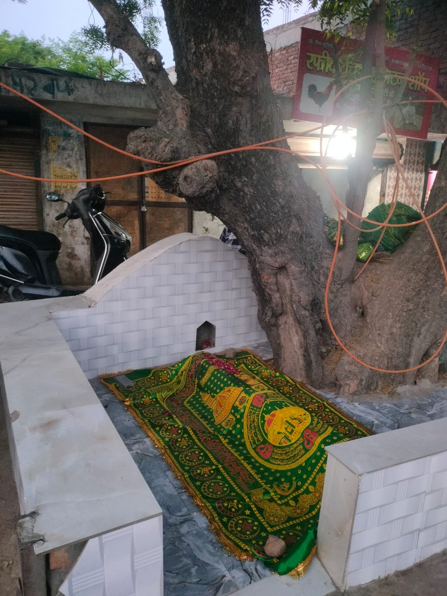 प्रतापगढ़ 🤫 अखिल भारतीय सनातन हेल्पलाइन (@spratapgar10754) on Twitter photo CNG पंप,बुद्धेश्वर चौराहे पर,मां शीतला के देवस्थान नीम के पेड़ के नीचे,जहां हिन्दू महिलाएं जल चढ़ाती हैं,रफीक चिकिन मटन शॉप के शैफ कुरैशी ने,15मई25 को मजार बना दी‼️<a href="/lkopolice/">LUCKNOW POLICE</a> <a href="/Igrangelucknow/">IG Range Lucknow</a> <a href="/adgzonelucknow/">ADG Zone Lucknow</a>
<a href="/LMC_Lucknow/">Lucknow Municipal Corporation</a> <a href="/LkoDevAuthority/">Lucknow Development Authority</a> <a href="/myogiadityanath/">Yogi Adityanath</a> <a href="/myogioffice/">Yogi Adityanath Office</a> <a href="/CMOfficeUP/">CM Office, GoUP</a> CNG पंप,बुद्धेश्वर चौराहे पर,मां शीतला के देवस्थान नीम के पेड़ के नीचे,जहां हिन्दू महिलाएं जल चढ़ाती हैं,रफीक चिकिन मटन शॉप के शैफ कुरैशी ने,15मई25 को मजार बना दी‼️<a href="/lkopolice/">LUCKNOW POLICE</a> <a href="/Igrangelucknow/">IG Range Lucknow</a> <a href="/adgzonelucknow/">ADG Zone Lucknow</a>
<a href="/LMC_Lucknow/">Lucknow Municipal Corporation</a> <a href="/LkoDevAuthority/">Lucknow Development Authority</a> <a href="/myogiadityanath/">Yogi Adityanath</a> <a href="/myogioffice/">Yogi Adityanath Office</a> <a href="/CMOfficeUP/">CM Office, GoUP</a>