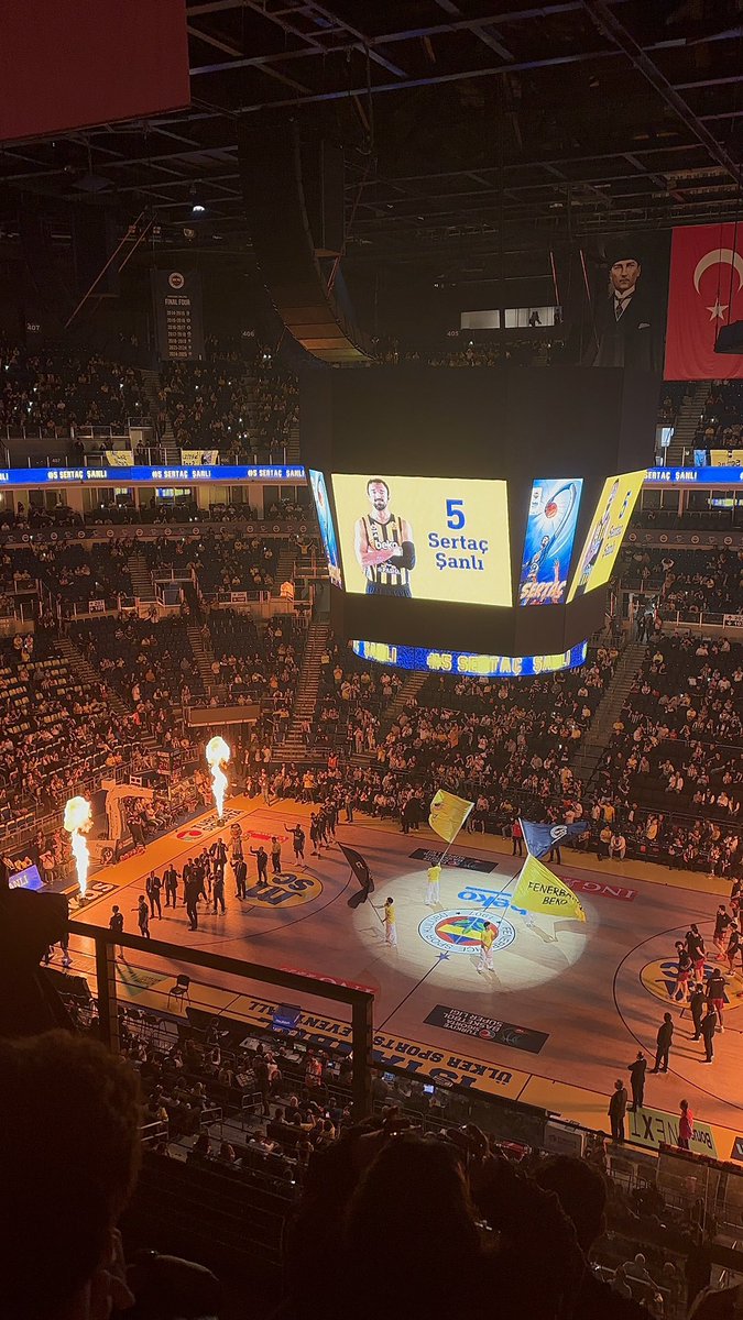 Eniştenizi Fenerbahçenin  kazandığı bir maça götürdüm 😎 #Fenerbahçebeko