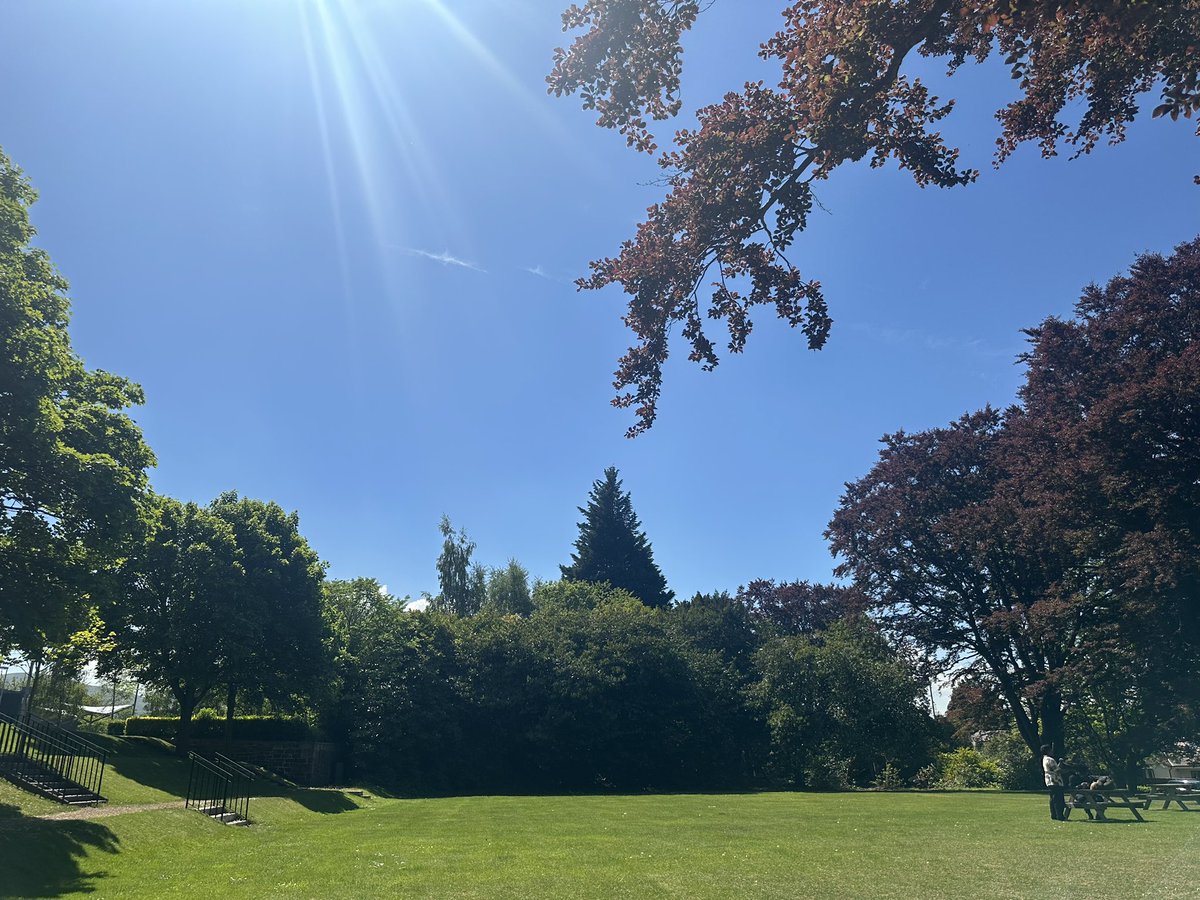 Greatful to be well enough to work <a href="/EdinburghNapier/">Edinburgh Napier University</a> and to enjoy a 20 minute lunch in the Edinburgh sunshine #lunchbreak #AcademicChatter