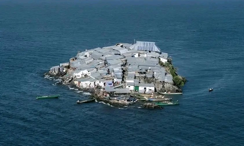 life_Info__'s tweet photo. L'île de #Migingo est située à la frontière entre le #KENYA et l'Ouganda. Elle compte environ 500 habitants, ce qui en fait un lieu extrêmement peuplé.

La population est principalement composée de pêcheurs du #KENYA et d' #Ouganda. https://t.co/FddhhGYDs6