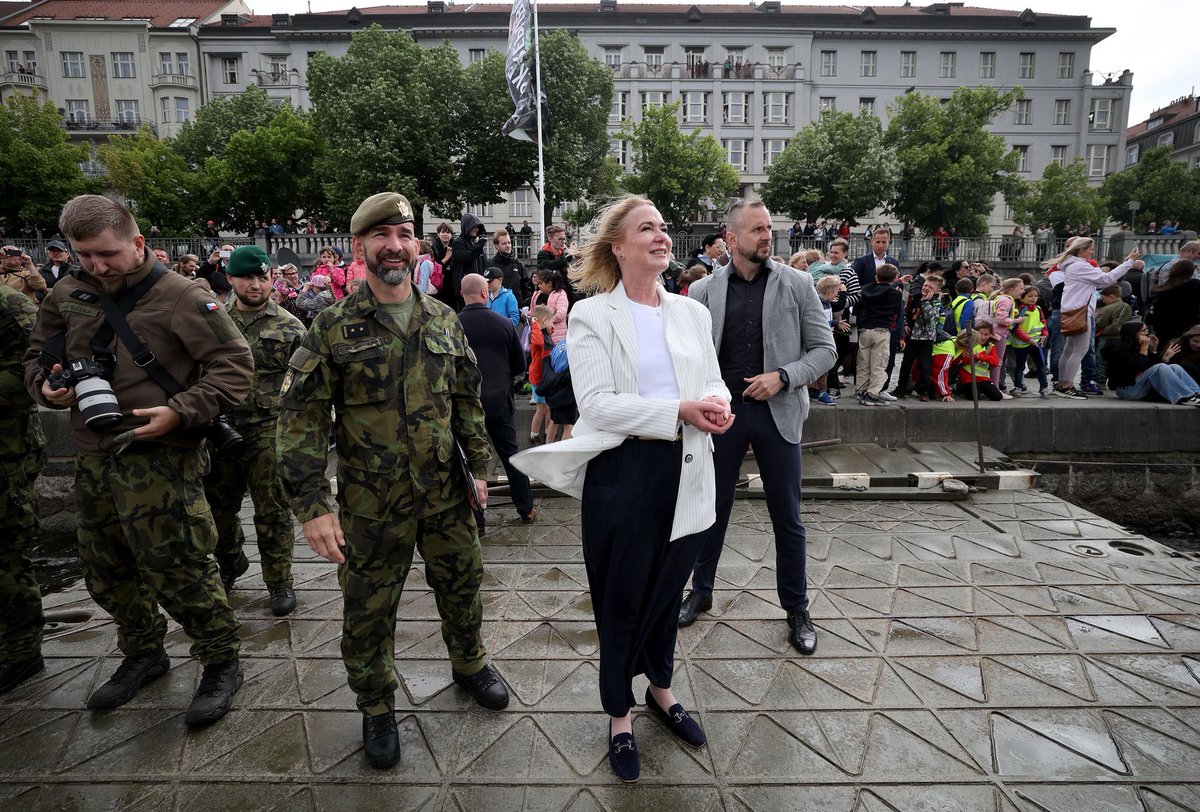 jana_cernochova's tweet photo. Dnes je opět @ArmadaCR 🇨🇿na Náplavce. Celodenní program plný dynamických ukázek, vojenské techniky i jedinečných zážitků jsem ráda zahájila spolu s náčelníkem GŠ AČR generálem Řehkou, primátorem @Svoboda_Slavek a starosty @MC_Praha2 a @mcPraha5 Janem Korseskou a Lukášem Heroldem.

Na obou březích Vltavy je k vidění armádní technika a v rámci ukázek bylo nebo bude možné zhlédnout seskoky výsadkářů z vrtulníku do řeky, slanění speciálních sil na ponton, dynamické manévry přímo na hladině mezi železničním a Palackého mostem a mnohé další. Pokud jste se ještě nebyli na této skvělé akci podívat, doražte, stojí to za to! 
Program poběží až do 18:00.