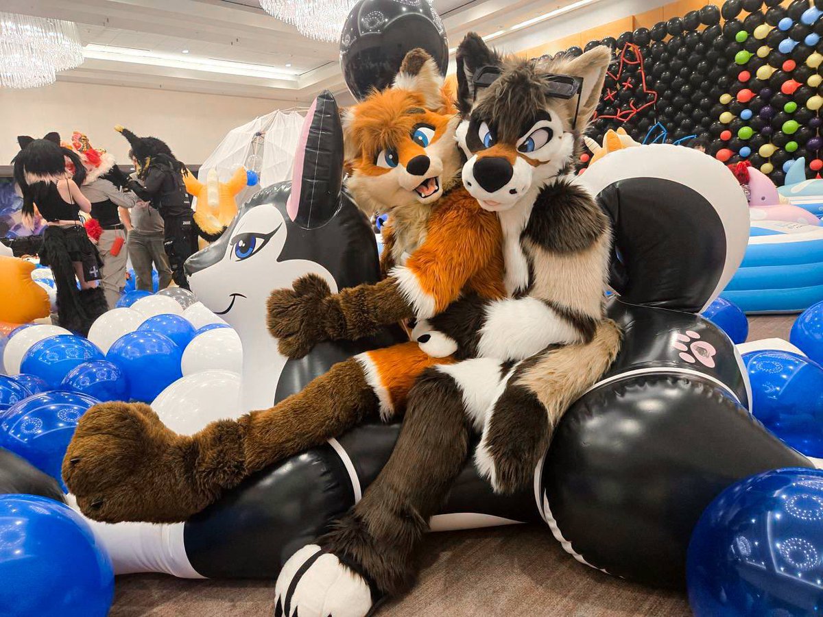 Balloons and doggos 🎈🐶🦊

🐕: <a href="/Cartooncoon/">Cody</a> ✨