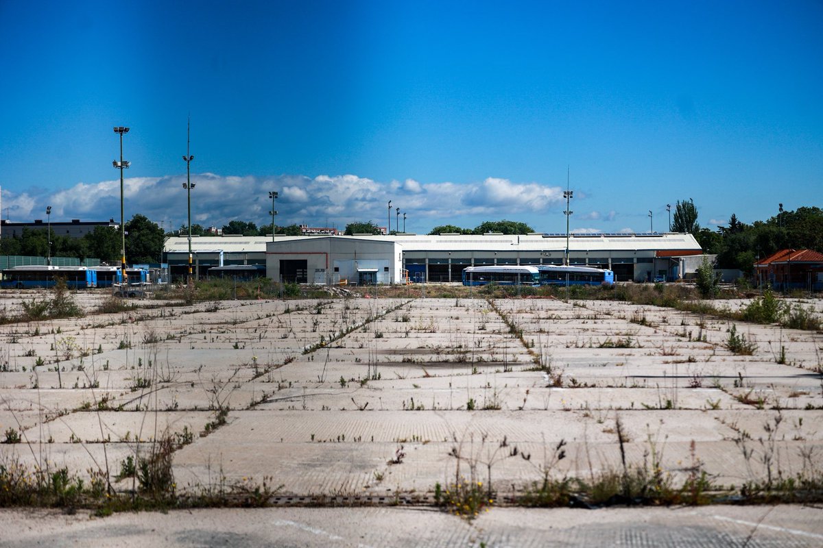 PSOEMadridAyto's tweet photo. La cochera de la EMT situada en La Elipa cerró sus puertas en 2022.
Tres años después el Gobierno del PP no ha sido capaz de hacer nada para poner en marcha este centro necesario para los vecin@s y que debería ser eléctrico.

 “Esta es una prueba más de la incapacidad del alcalde para gobernar esta ciudad” @ignaciobenitop