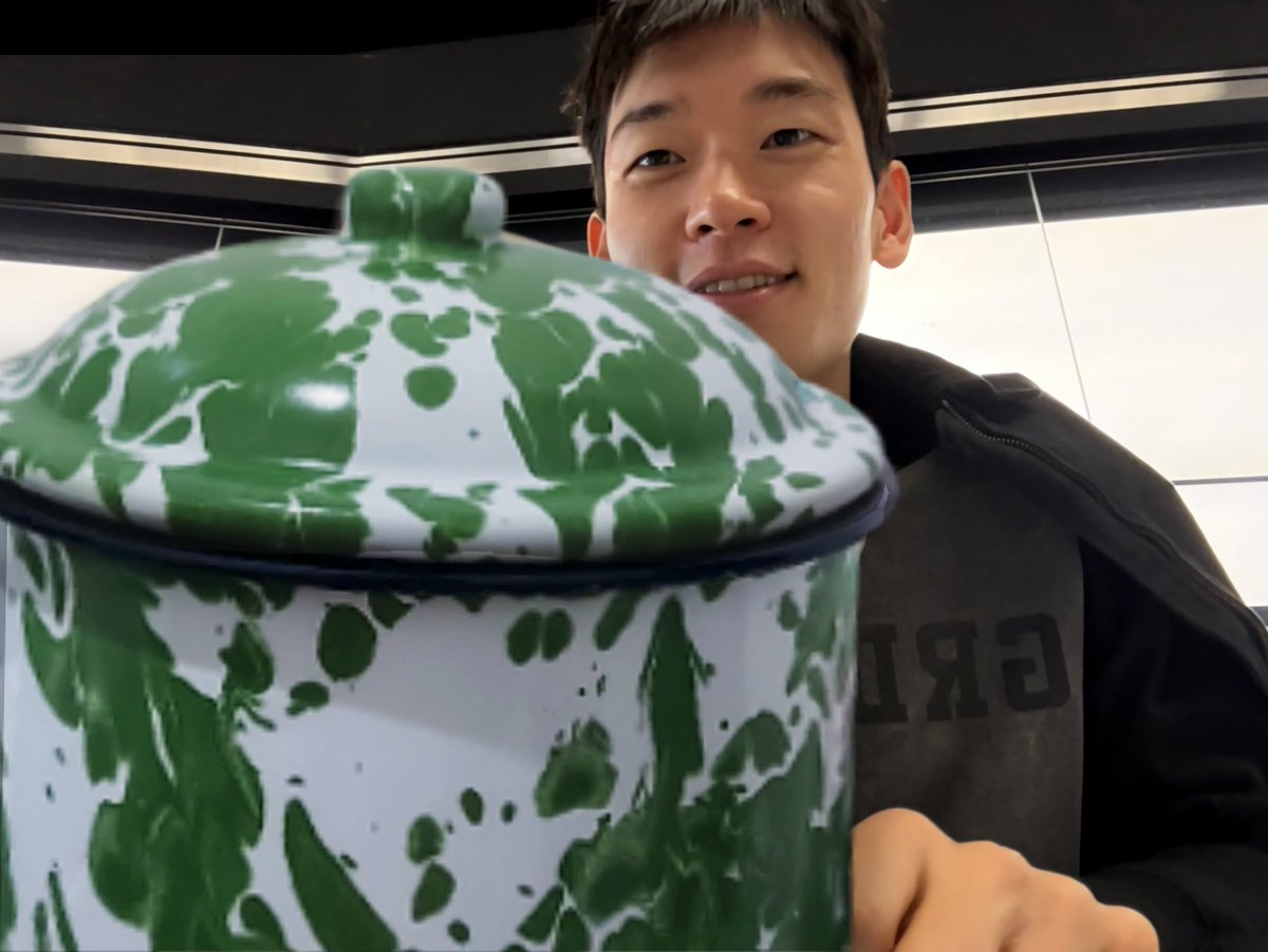 GELAS PAKDE'S HERE! Berkat Bang Ivan, mulai hari ini udah bisa cosplay jadi Pakde dan makin mantap memenuhi standar 3 liter per hari. Makasih, Abang!  🤝🏿