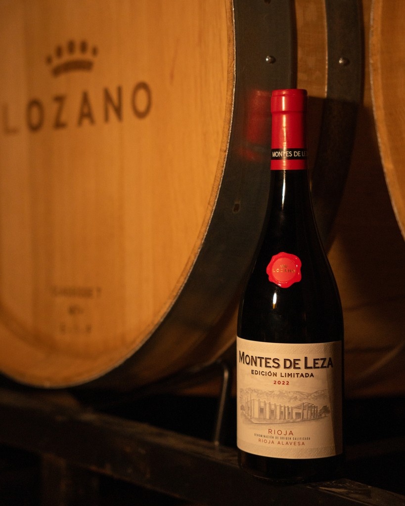 BodegasLozano's tweet photo. 🍷Montes de Leza Edición Limitada 2022 tiene una crianza de 15 meses en barrica de roble francés y americano.

✨Esto le aporta una complejidad aromática y estructura muy especial. El paso por barrica también suaviza los taninos y estabiliza el color. https://t.co/vEPX88zh7o