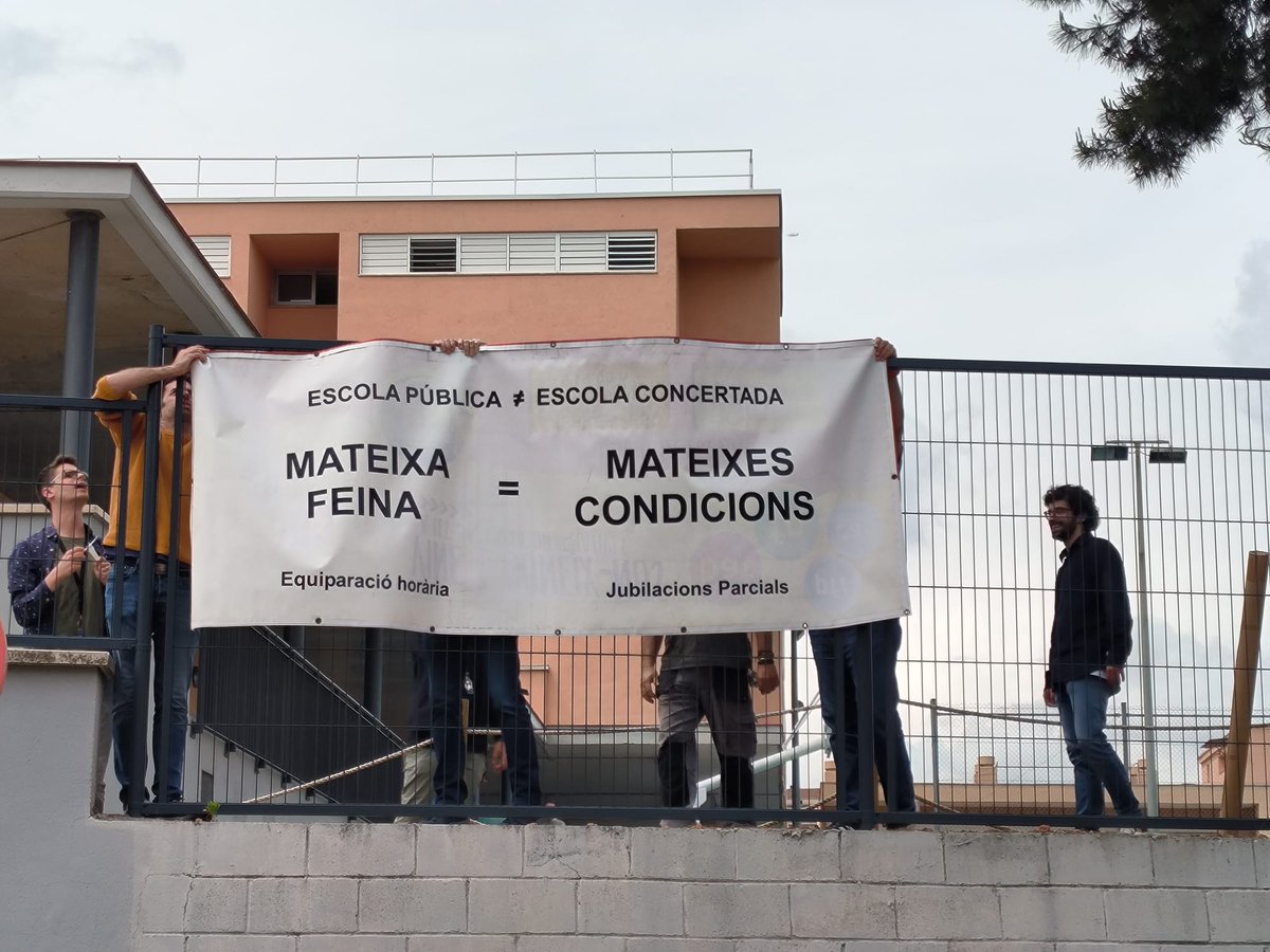 radiosvh902's tweet photo. 📢Docents de l’institut Salesians es mobilitzen per reclamar les mateixes condicions de jubilació que a l’escola pública

🕐També demanen reduir les hores lectives del professorat a l’aula 🔉https://t.co/x5CBUx2J3A https://t.co/PwJgJfnXZh