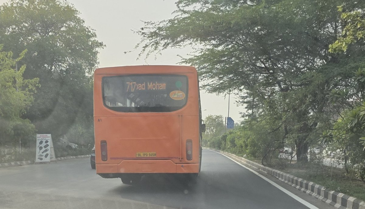vineylohchab's tweet photo. @dtptraffic 
This bus driver is driving into wrong lane and also talking on phone while driving.
Location: after crossing ilbs hospital
Time: 5:19 PM
Date: 20/05/2025
Vehicle number: DL 1PD 5058

Please issue a challan to this https://t.co/eJ7hCmDBzG
