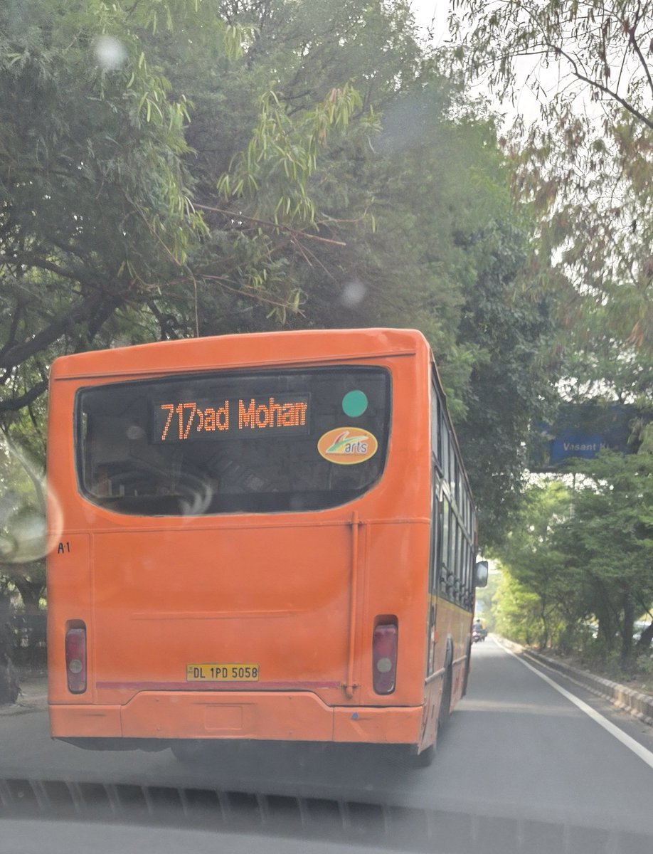 vineylohchab's tweet photo. @dtptraffic 
This bus driver is driving into wrong lane and also talking on phone while driving.
Location: after crossing ilbs hospital
Time: 5:19 PM
Date: 20/05/2025
Vehicle number: DL 1PD 5058

Please issue a challan to this https://t.co/eJ7hCmDBzG