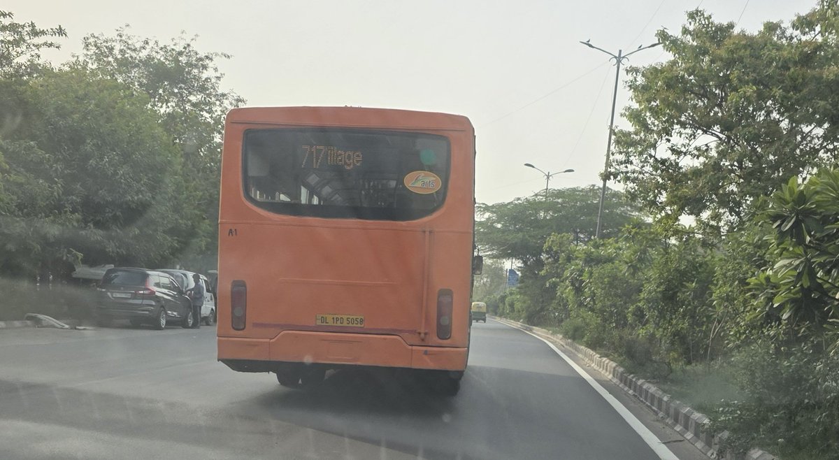 vineylohchab's tweet photo. @dtptraffic 
This bus driver is driving into wrong lane and also talking on phone while driving.
Location: after crossing ilbs hospital
Time: 5:19 PM
Date: 20/05/2025
Vehicle number: DL 1PD 5058

Please issue a challan to this https://t.co/eJ7hCmDBzG