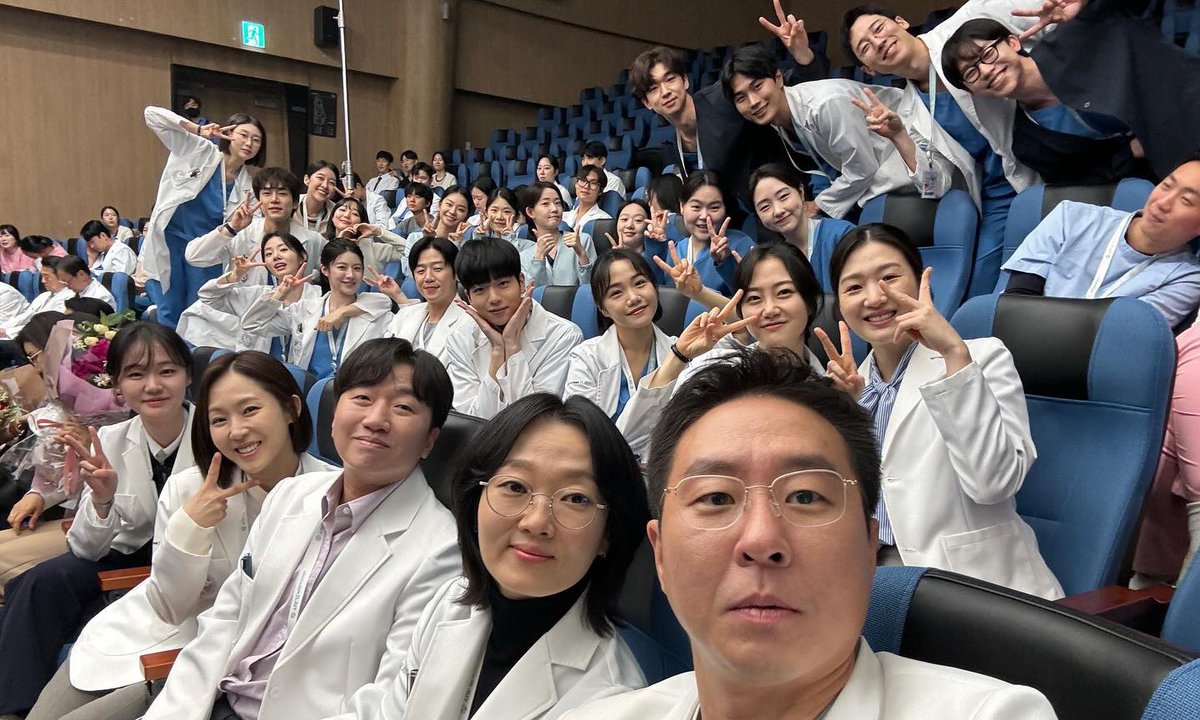 qqs10ve's tweet photo. こんなにも素晴らしい集合写真を撮ったのがチョ教授←面白 https://t.co/7hroCpoiiY