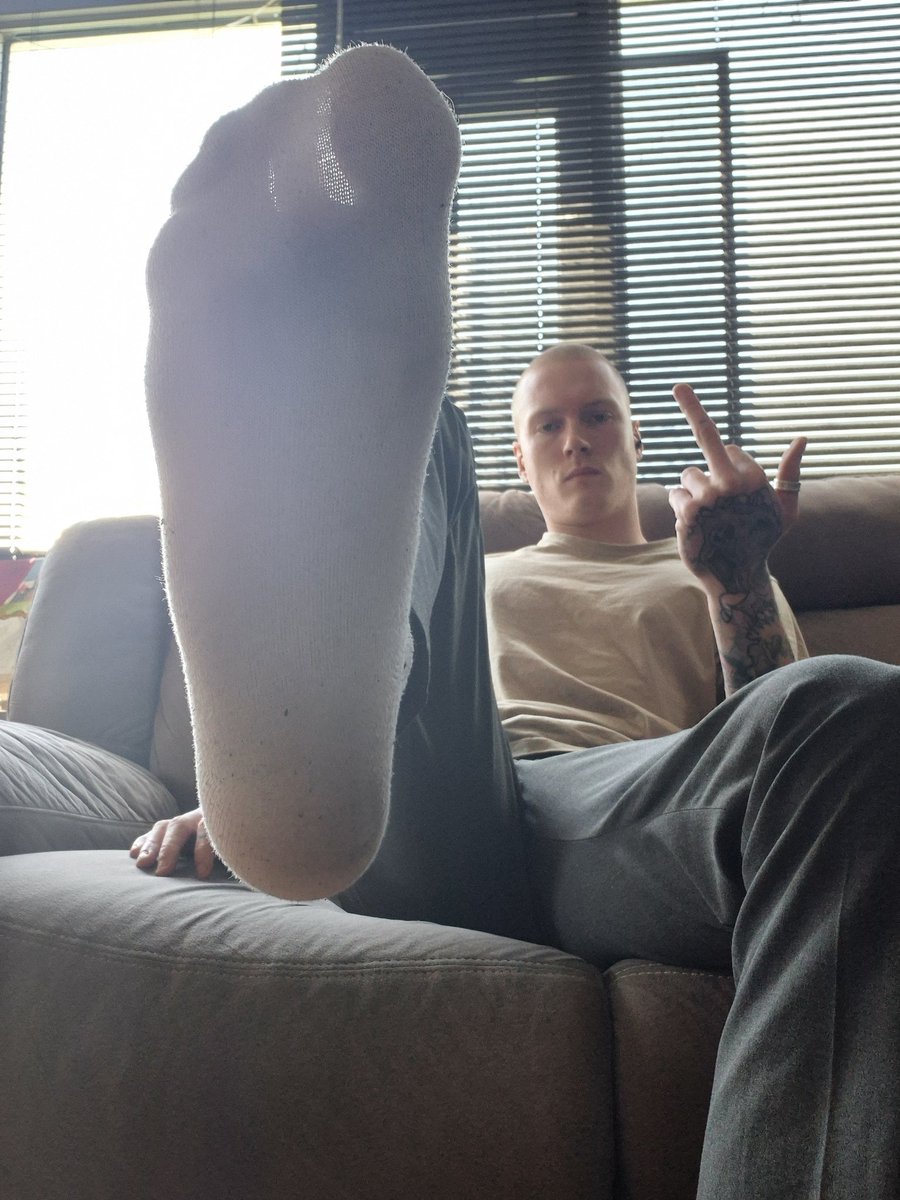 SoleSovereigns's tweet image. How bad do you want to smell my soles boy🦶

#findom #findomfeet #feet #domination