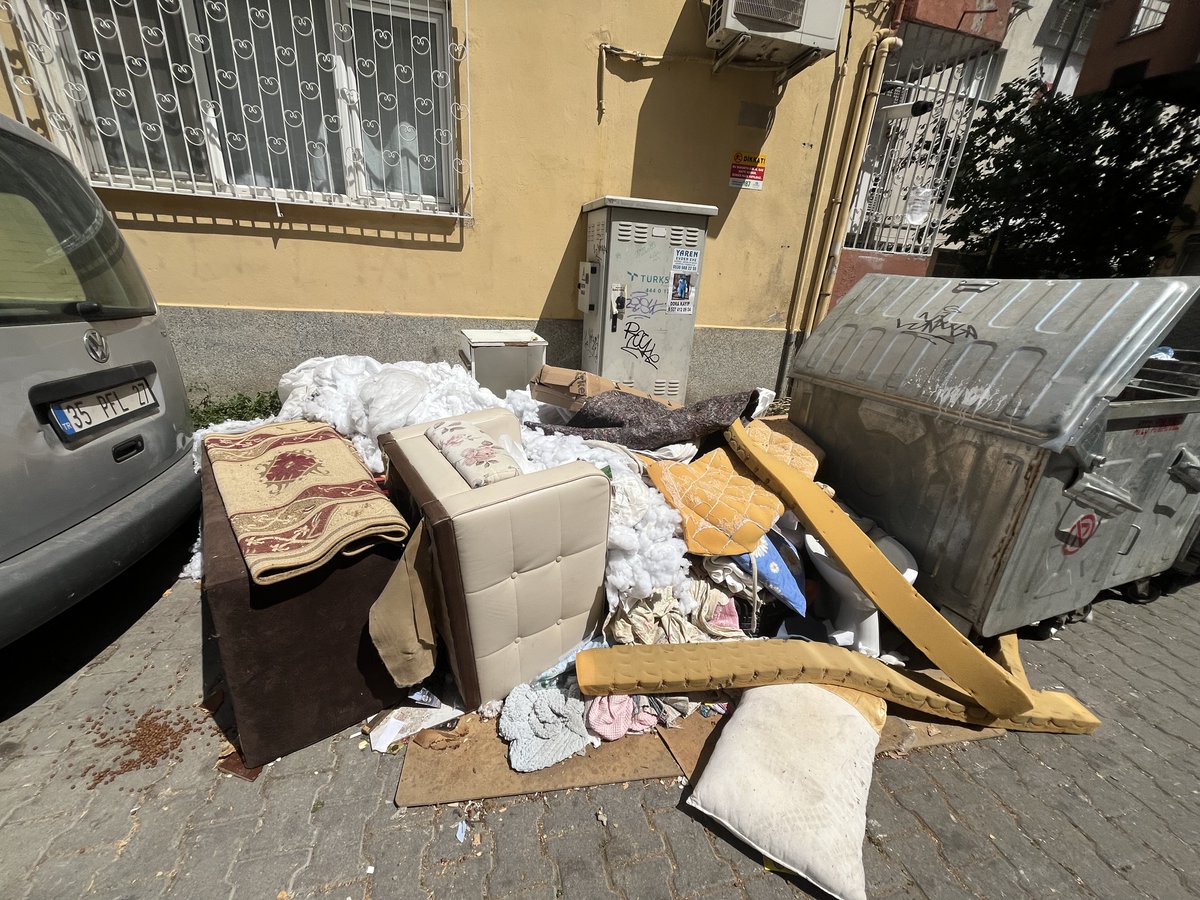 the_picaro's tweet photo. Biz değil siz bu çöplüğe layıklısınız!! 28 Nisanda şikayetimizin sonuçlanma metnine bakın: atık alımları durduruldugundan!!! sokağa girilmiyor artık yahu! evimiz burda diye milletin pisliğini her gün görmek ve solumak zorunda mıyız???@izmirhim @karsiyaka_bel @izmirbld https://t.co/jJvj9OWw0h