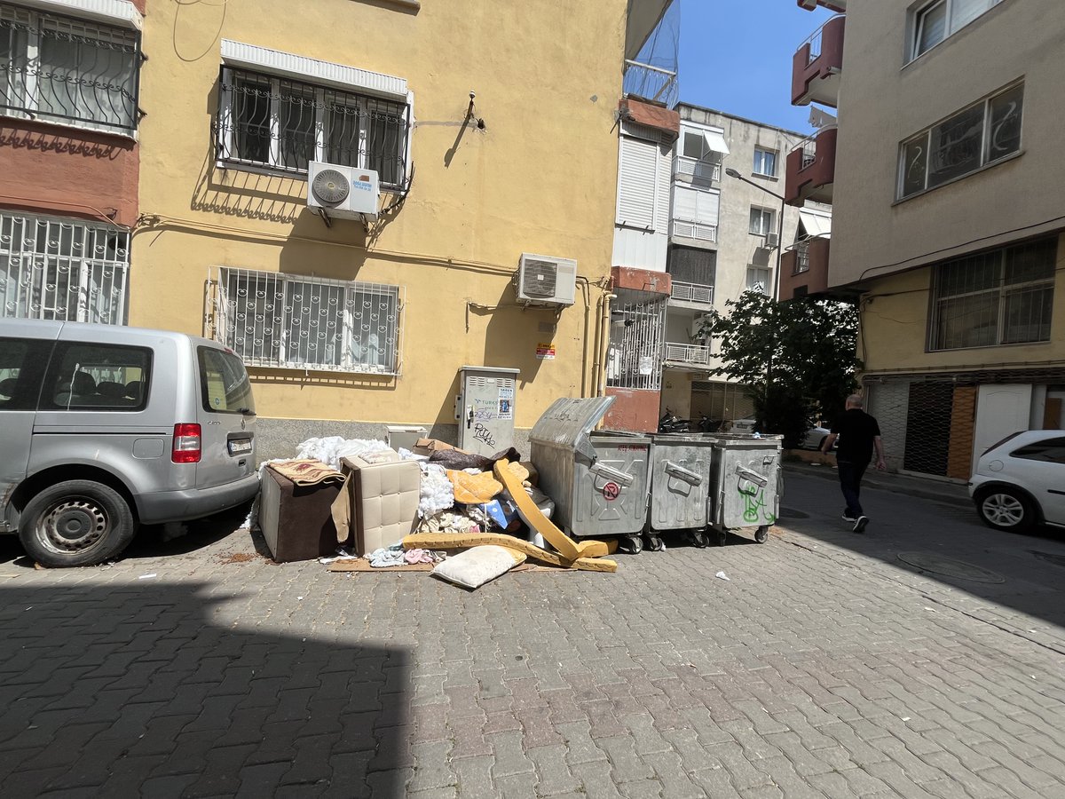 the_picaro's tweet photo. Biz değil siz bu çöplüğe layıklısınız!! 28 Nisanda şikayetimizin sonuçlanma metnine bakın: atık alımları durduruldugundan!!! sokağa girilmiyor artık yahu! evimiz burda diye milletin pisliğini her gün görmek ve solumak zorunda mıyız???@izmirhim @karsiyaka_bel @izmirbld https://t.co/jJvj9OWw0h