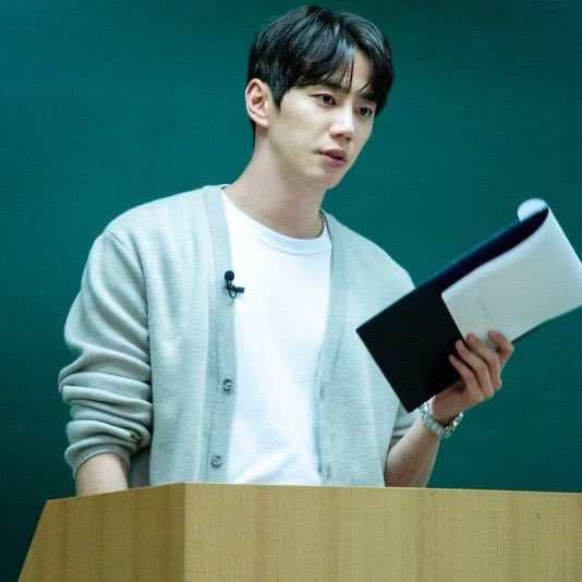 wiper_7080's tweet photo. 🔞 체육쌤 ��성제 유사

안 그래도 짧은 치마 더 짧게 줄이고
나타난 여자애 빤히 꼬나보는 금성제.

- 허, 조그만 게 미쳤네.

유사도 따가운 시선 느끼곤 속으로
‘아.. ㅈㄴ 깨지겠다.’ 하겠지.

아니나 다를까 야자 시간에
금성제한테 끌려가서 혼나는 유사.

- 꼴 받으라고 일부러 이러는 거지, 너 https://t.co/LRODfUi7pZ