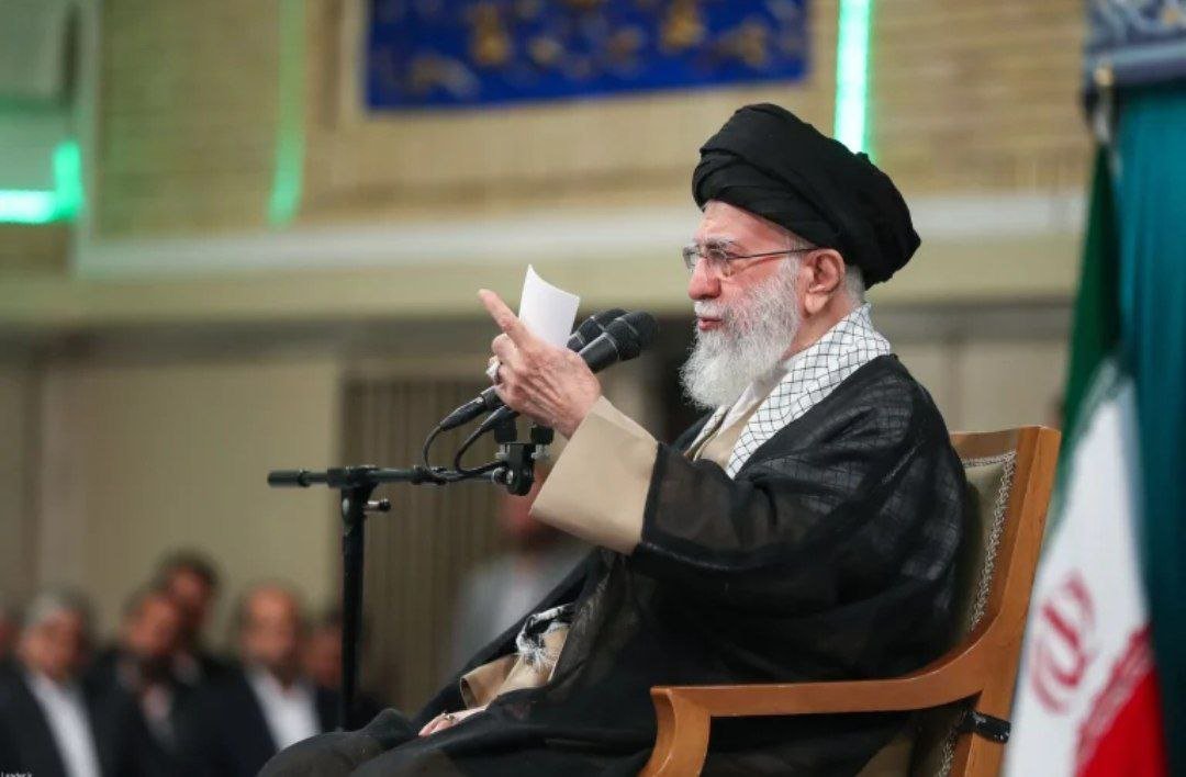 🇮🇷🇺🇸 Ayatollah Khamenei dengan tegas mengatakan bahwa dia tidak optimis dengan negosiasi dengan pihak Amerika:

- "Kami memiliki negosiasi tidak langsung sekarang, yang menurut saya tidak akan menghasilkan kesimpulan apa pun"

- "Adalah kesalahan besar untuk mengatakan bahwa kami