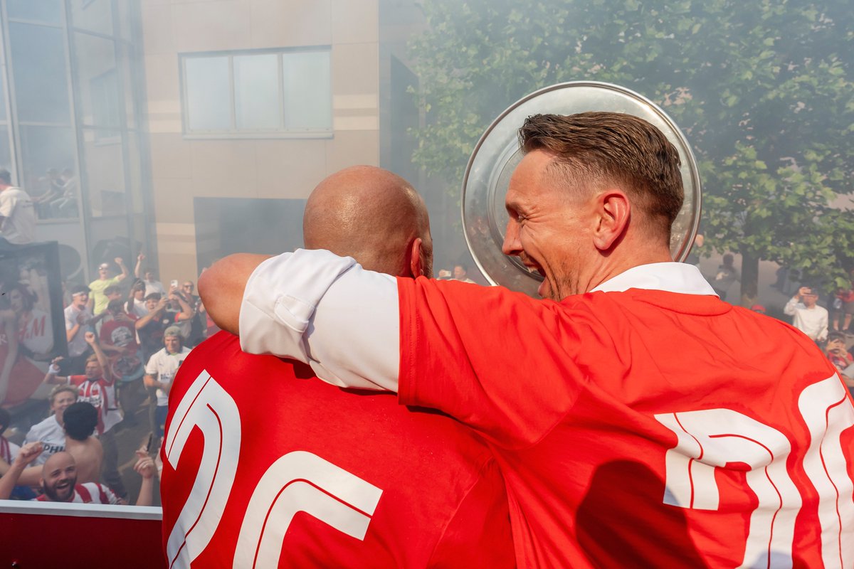 PSV's tweet photo. 🫂❤️

#OnsEindje https://t.co/CpskrrWD9Z