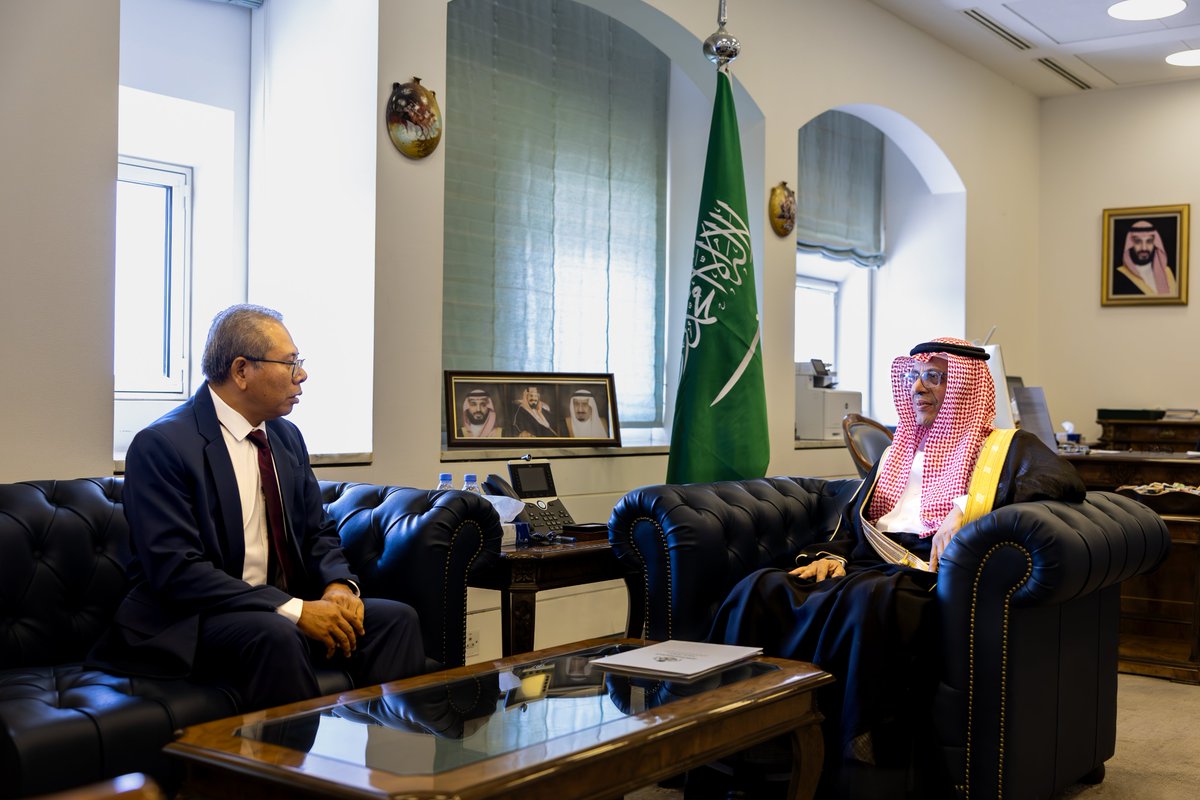 #الرياض | سعادة وكيل الوزارة للشؤون الدولية المتعددة والمشرف العام على وكالة الوزارة لشؤون الدبلوماسية العامة الدكتور #عبدالرحمن_الرسي يستقبل سعادة سفير ماليزيا لدى المملكة السيد وان زايدي عبدالله، ويستعرضان الموضوعات ذات الاهتمام المشترك.