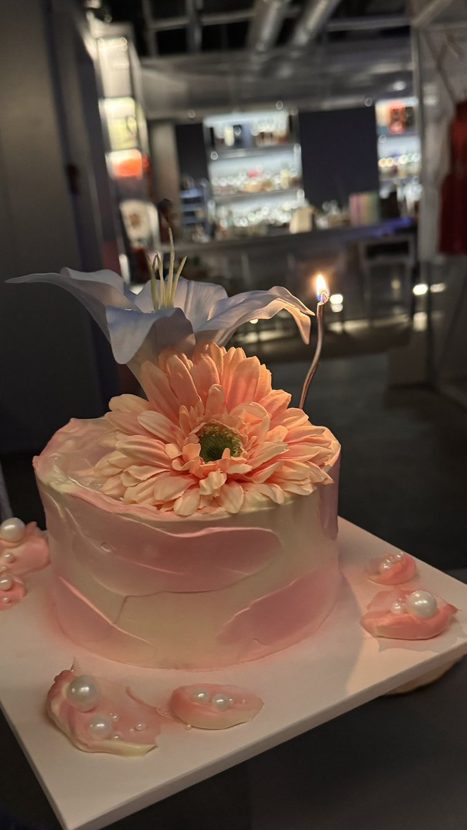 mumucherryboy's tweet photo. 비주얼 가성비 맛 모두 잡은 최고의 케이크집을 찾아버렸다...🤤🎂🤍 https://t.co/QPUKbeWvTm