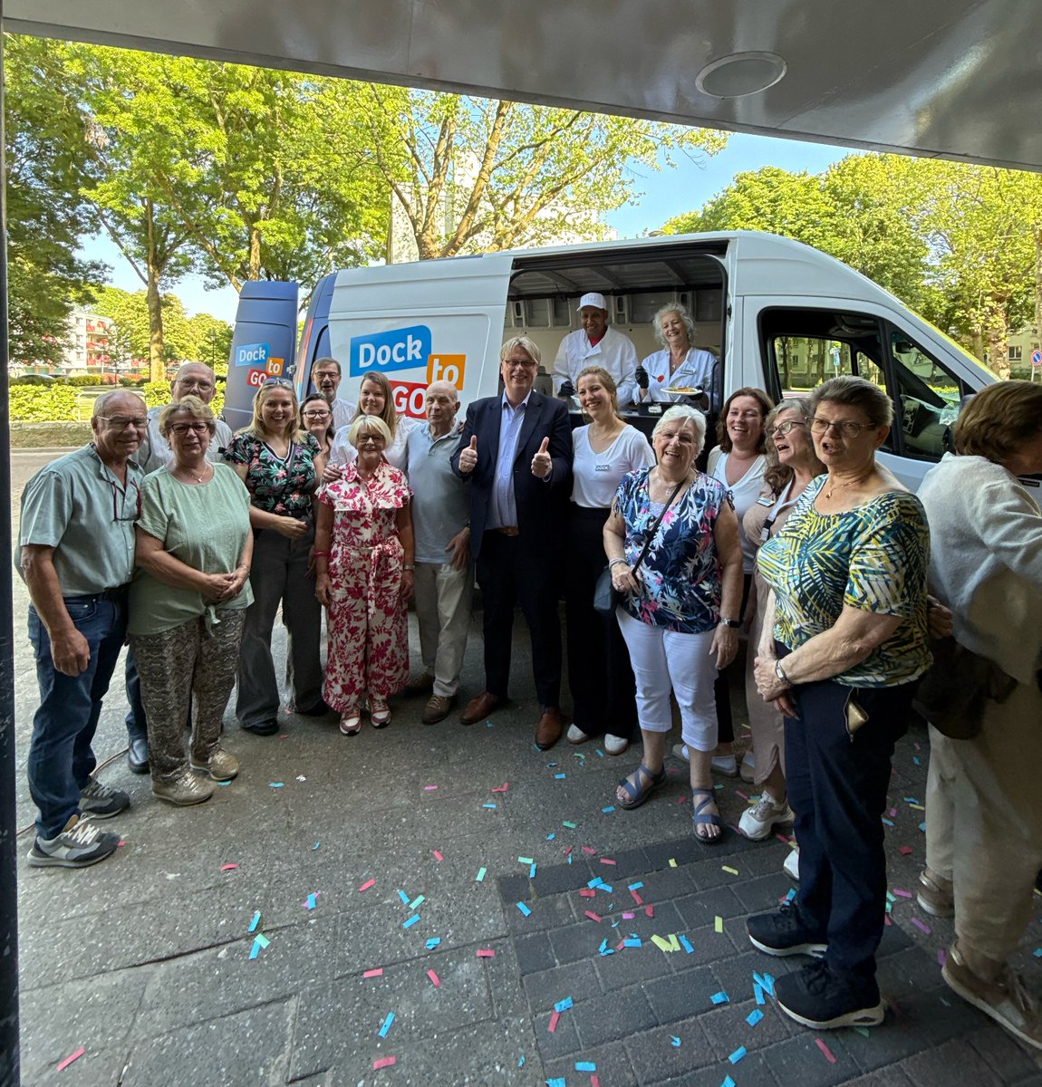 <a href="/StichtingDOCK/">DOCK</a> to Go is een mobiele keuken die langsgaat bij seniorenflats zonder kookvoorziening. Met verse maaltijden, vrijwilligers en gezelligheid brengt de bus ouderen samen. “We zetten in op minder eenzaamheid en sterkere wijken,” aldus wethouder <a href="/RonaldBuijt/">R. Buijt</a>.