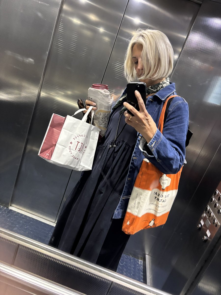 Theresa Hewlett (@t_hewlett) on Twitter photo Stunner of a day in town .. and me looking very
‘bag lady’…. Busy day at <a href="/LondonMetUni/">London Met Uni</a> ✂️ Stunner of a day in town .. and me looking very
‘bag lady’…. Busy day at <a href="/LondonMetUni/">London Met Uni</a> ✂️