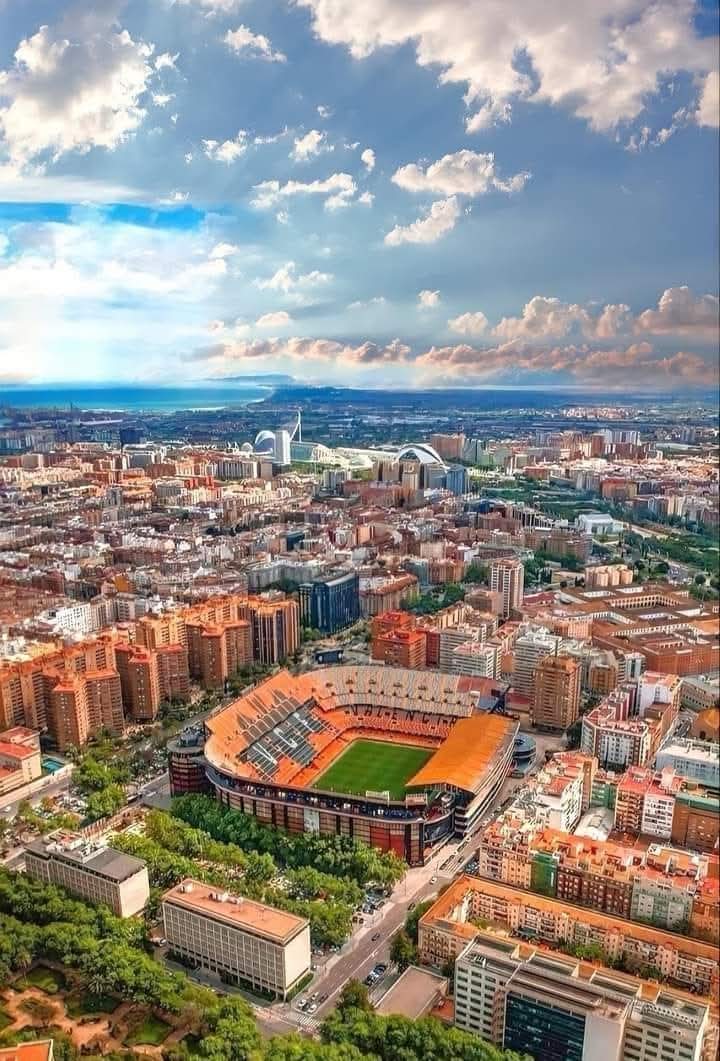 Mestalla cumple 1️⃣0️⃣2️⃣ años.
Estadio 🏟️de los Murciélagos🦇
Nuestro Santuario🏟️ de sueños y alegrías. Escenario de decepciones y tristezas. Pero en todas ellas predomina El Sentimiento, el escudo por el ValenciaCF

¡Felicidades a todos los Valencianistas! Amunt!!🦇🦇🦇
💙💛❤️