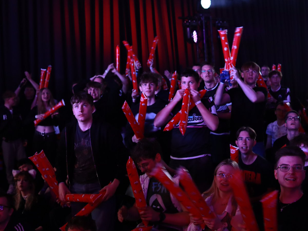 Ten LAN <a href="/RiftLegendsPL/">Rift Legends</a> nie byłby taki sam bez Was! 🫰

Dzięki za każdą wrzawę, każdą emocję i każdą chwilę z nami. Mamy nadzieję, że nie zdarliście sobie gardeł za mocno 😎

Nie było wcześniej okazji, więc gratulujemy <a href="/Z10_PL/">Z10 Esports (PL)</a> oraz <a href="/FajnieMiecSklad/">STORMMEDIA FMS</a>, reprezentujcie nas godnie na