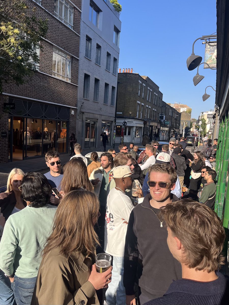 Suns out and we’re feeling good at the Owl ☀️

Everyone and their neighbour is catching rays on our pub doorstep. Trust us there’s no better place to be 😌

Let’s get this weekend started 🥂

#summer #heatwave #london #saturday #weekend #onredchurchst #youngspubs #eastlondon